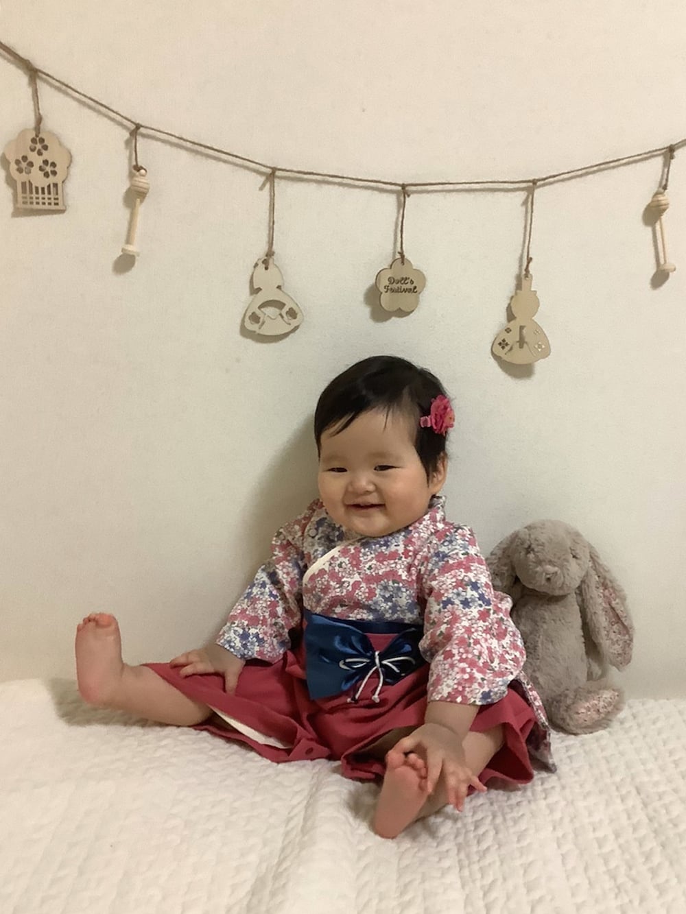 ホワイト系の着物、その他のおもちゃを着用したキッズの春コーディネートの2枚目の写真