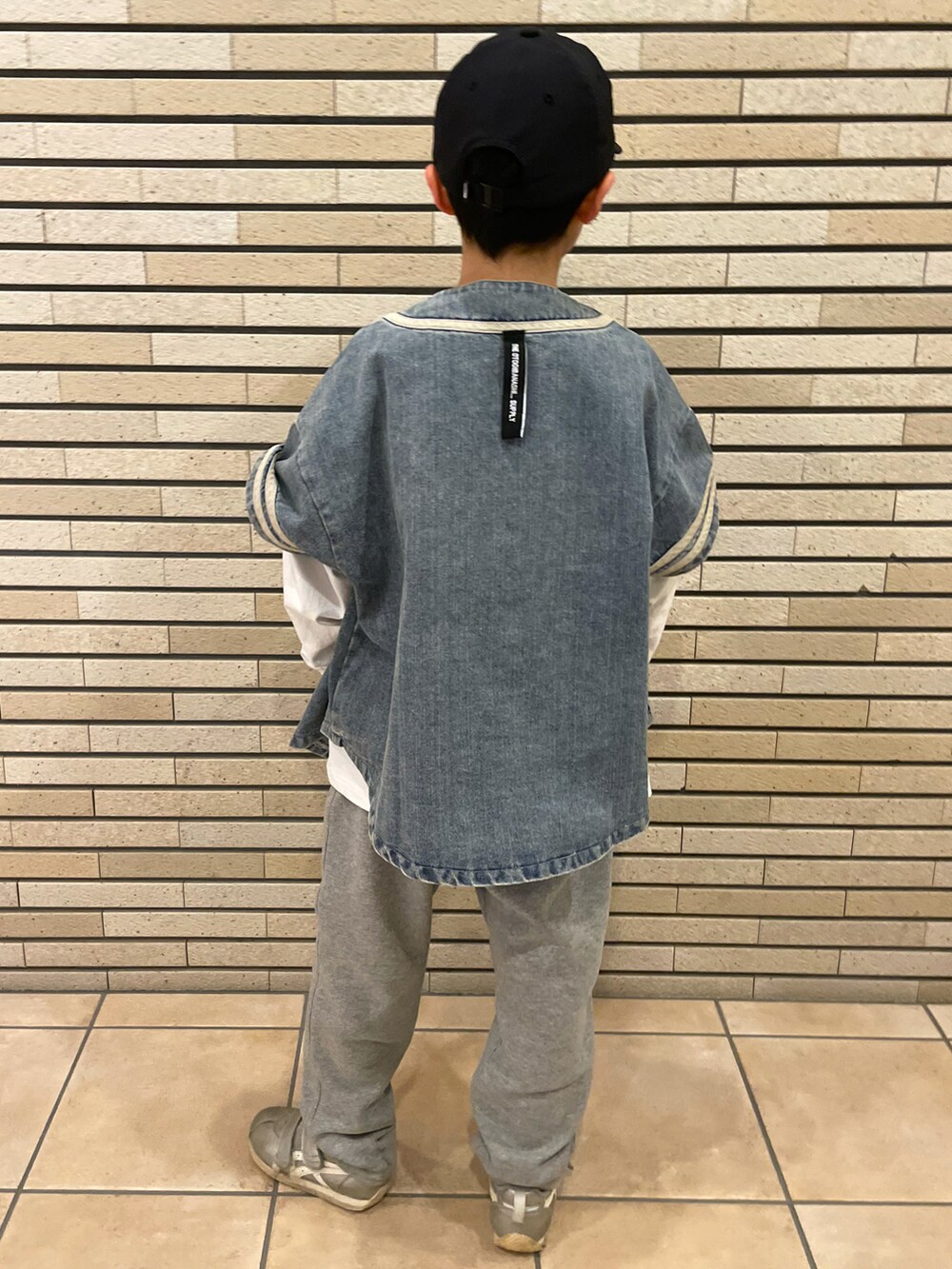 ホワイト系のTシャツ/カットソー、ブルー系のトップス、グレー系のその他パンツを着用したキッズの冬コーディネートの2枚目の写真