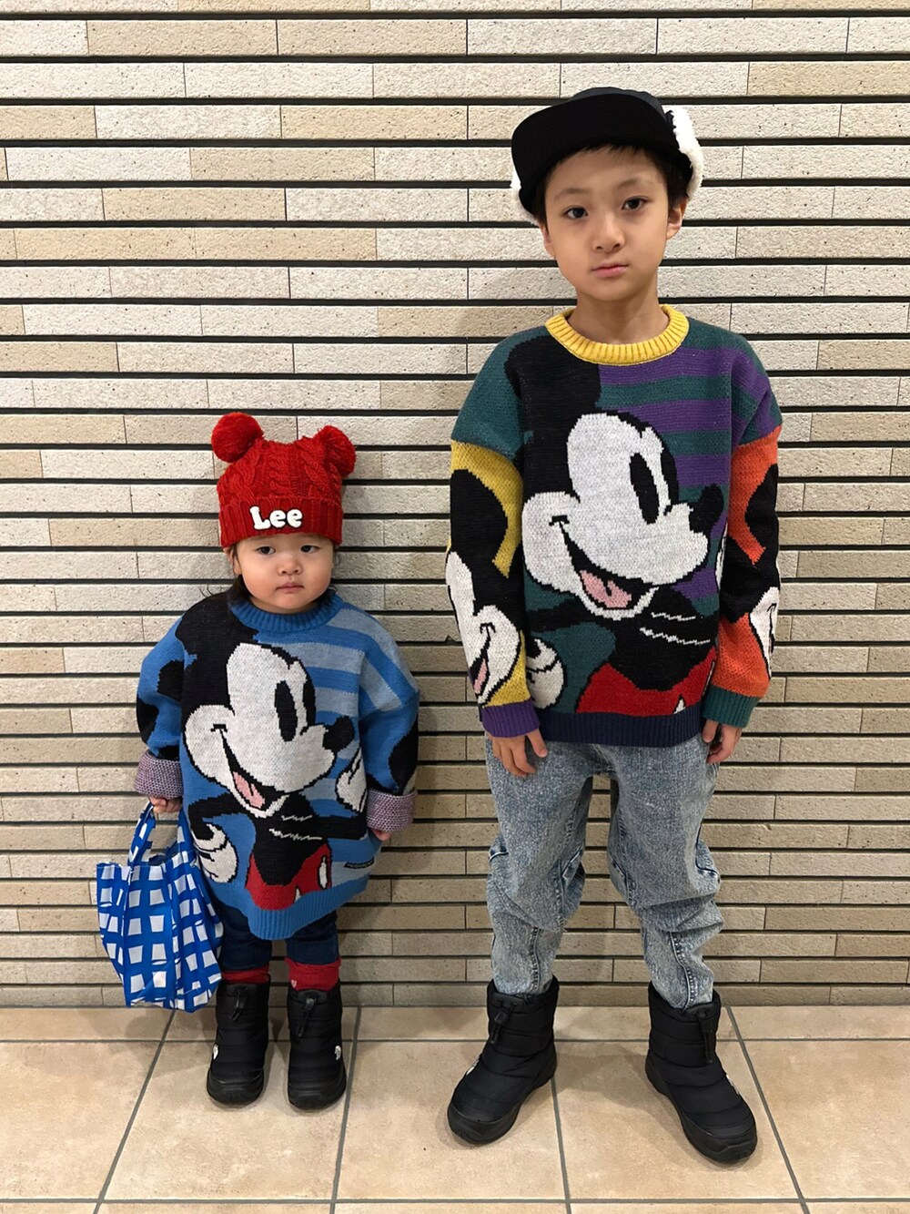 その他のニット/セーター、その他のデニムパンツ、ブラック系のブーツを着用したキッズの冬コーディネートの3枚目の写真