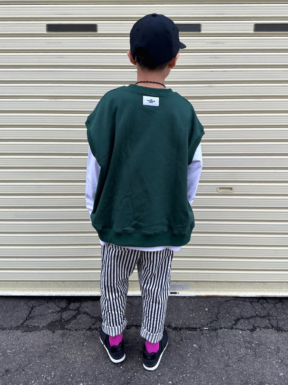 ホワイト系のTシャツ/カットソー、グリーン系のベスト、ブルー系のその他パンツを着用したキッズの春コーディネートの2枚目の写真