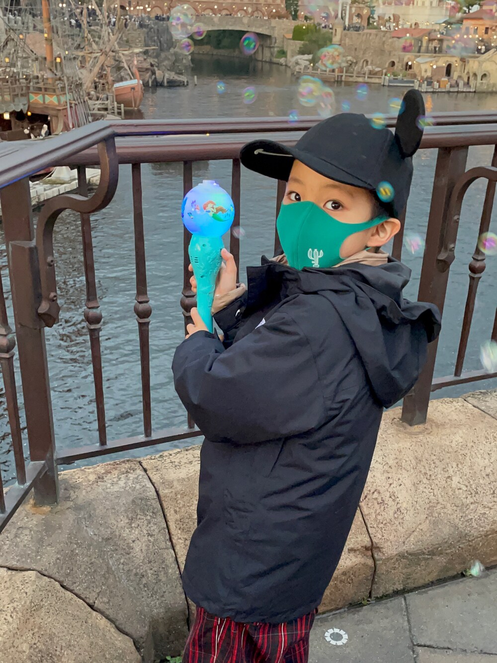 ホワイト系のスウェット、レッド系のその他パンツ、ブラック系のスニーカーを着用したキッズの春コーディネートの4枚目の写真