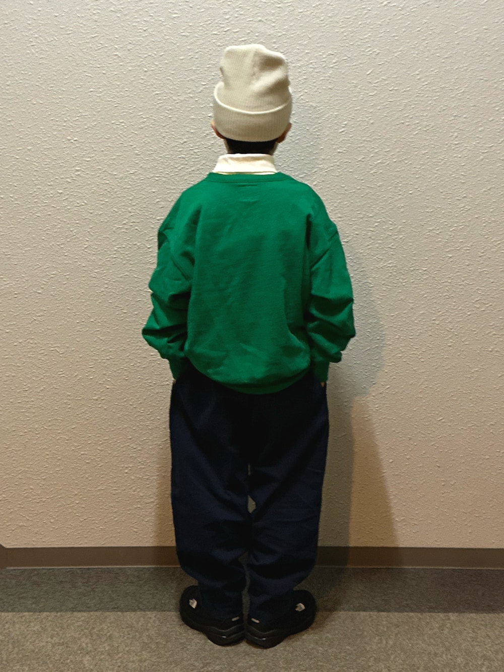 グリーン系のスウェット、ホワイト系のTシャツ/カットソー、ブルー系のその他パンツを着用したキッズの冬コーディネートの3枚目の写真