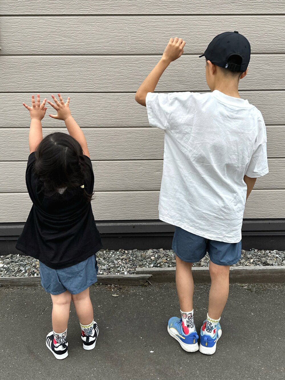 ホワイト系のTシャツ/カットソー、ブルー系のその他パンツ、ブルー系のスニーカーを着用したキッズの夏コーディネートの4枚目の写真