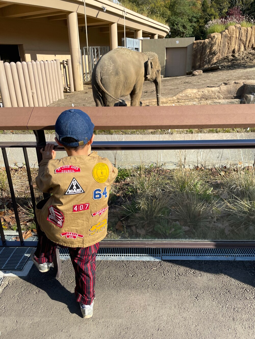 ベージュ系のその他アウター、ブルー系のスウェット、レッド系のその他パンツを着用したキッズの春コーディネートの4枚目の写真