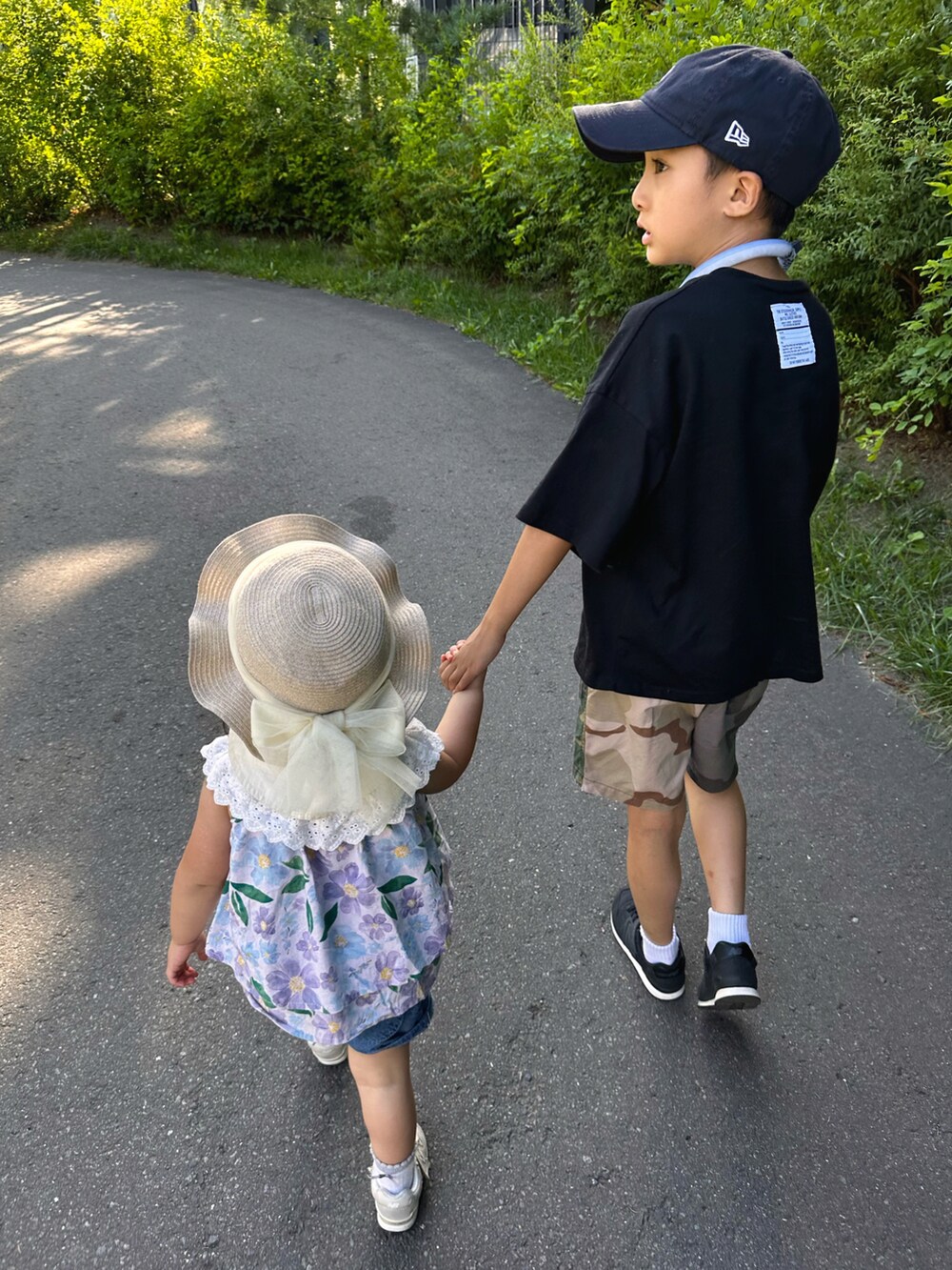 ブラック系のTシャツ/カットソー、グリーン系のその他パンツ、ブラック系のスニーカーを着用したキッズの秋コーディネートの5枚目の写真