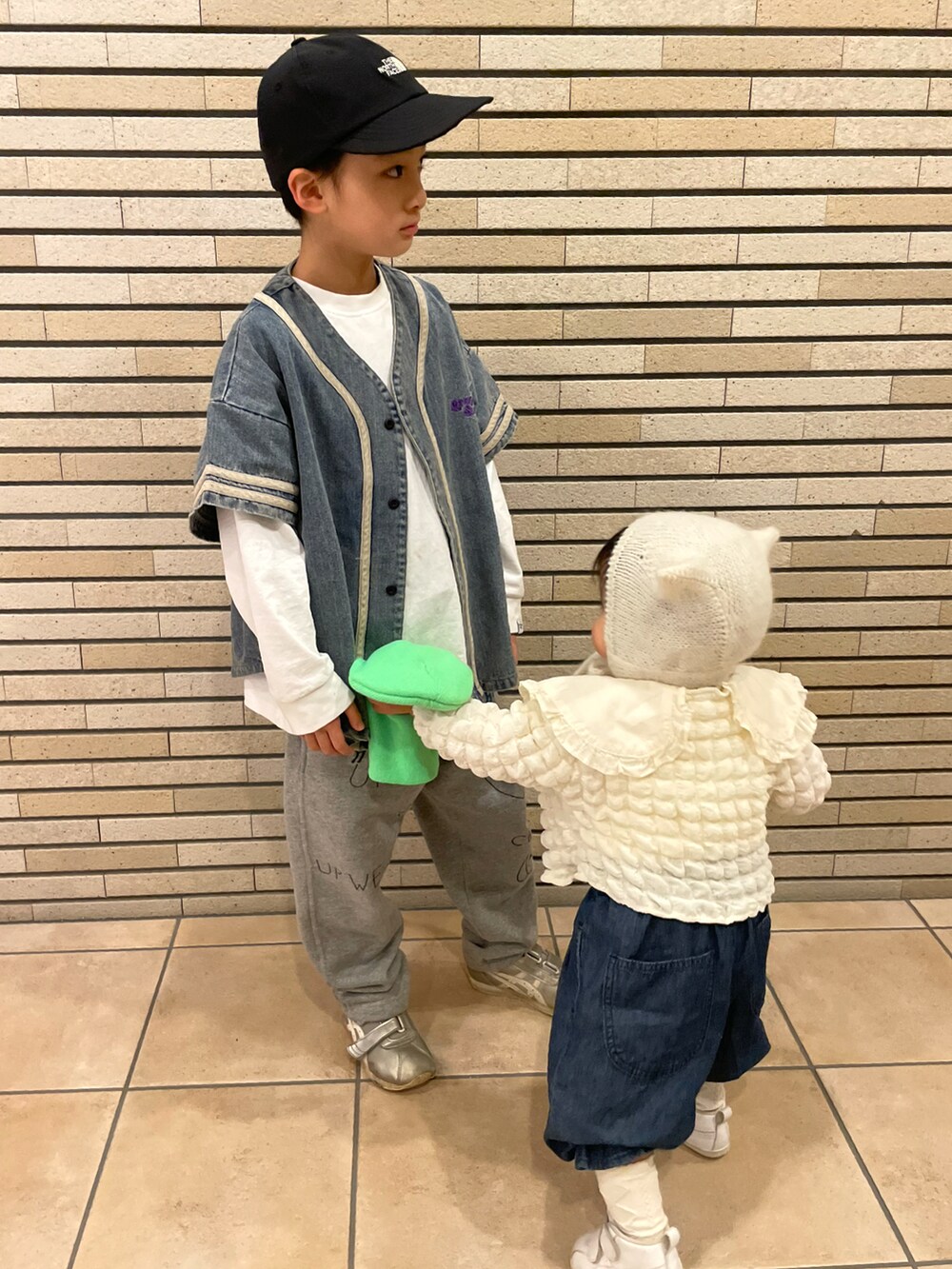 ホワイト系のTシャツ/カットソー、ブルー系のトップス、グレー系のその他パンツを着用したキッズの冬コーディネートの3枚目の写真