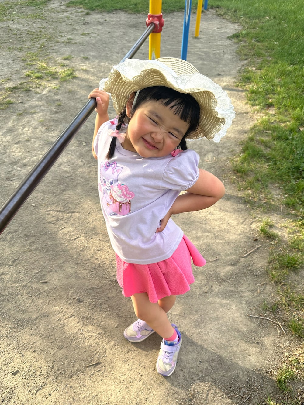 ピンク系のその他パンツ、ホワイト系のショルダーバッグ、パープル系のスニーカーを着用したキッズの秋コーディネートの3枚目の写真