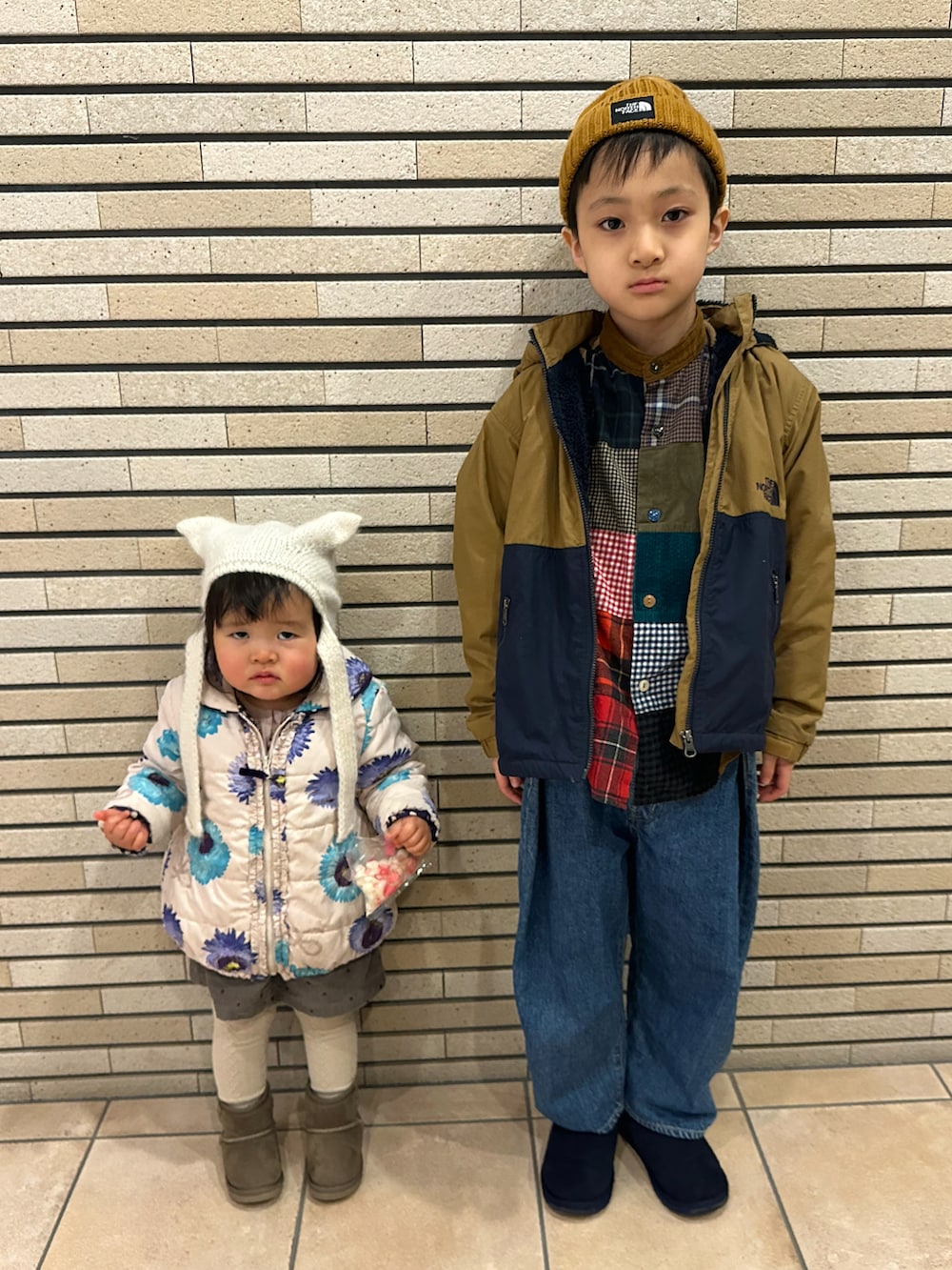 その他のシャツ/ブラウス、ブルー系のデニムパンツ、ブルー系のブーツを着用したキッズの春コーディネートの2枚目の写真