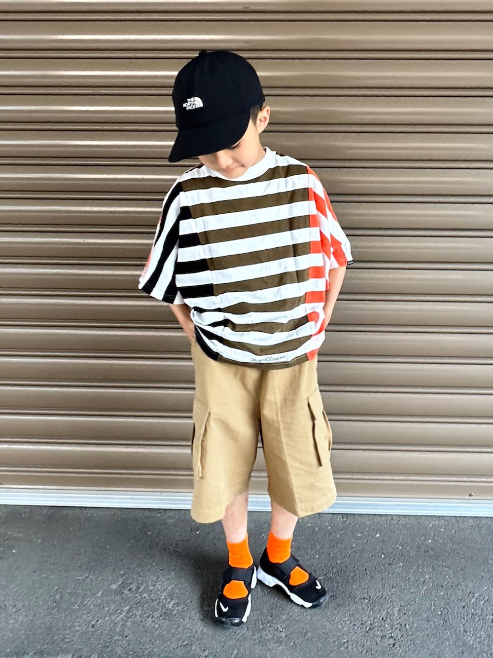 その他のTシャツ/カットソー、ベージュ系のその他パンツ、ブラック系のスニーカーを着用したキッズの夏コーディネートの4枚目の写真