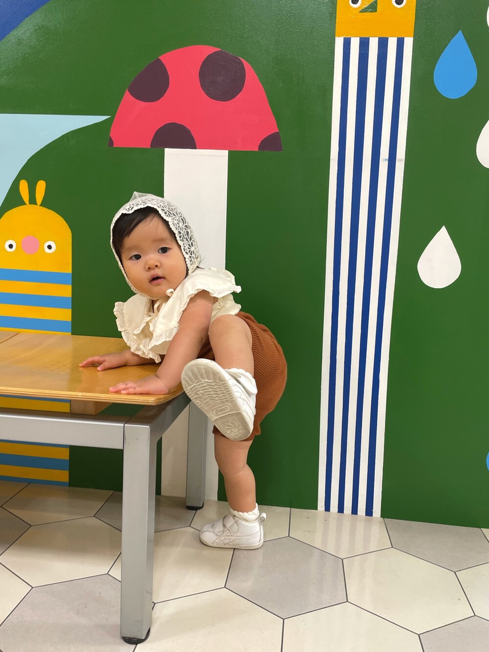 ホワイト系のTシャツ/カットソー、ホワイト系のスニーカー、ホワイト系の帽子を着用したキッズの秋コーディネートの4枚目の写真