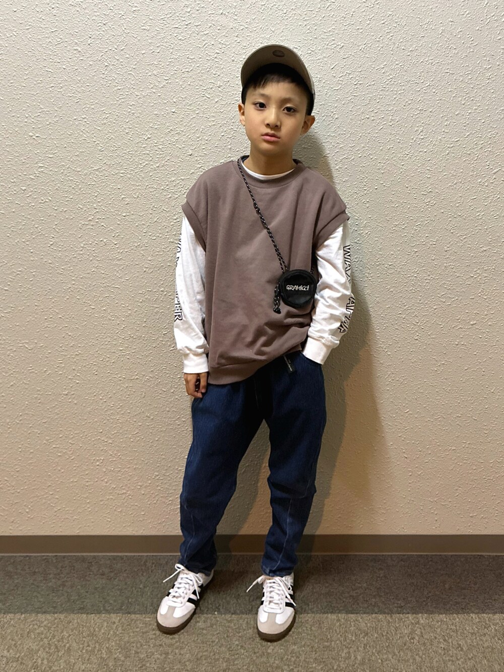 ホワイト系のTシャツ/カットソー、ブラウン系のTシャツ/カットソー、ブルー系のデニムパンツを着用したキッズの春コーディネートの2枚目の写真