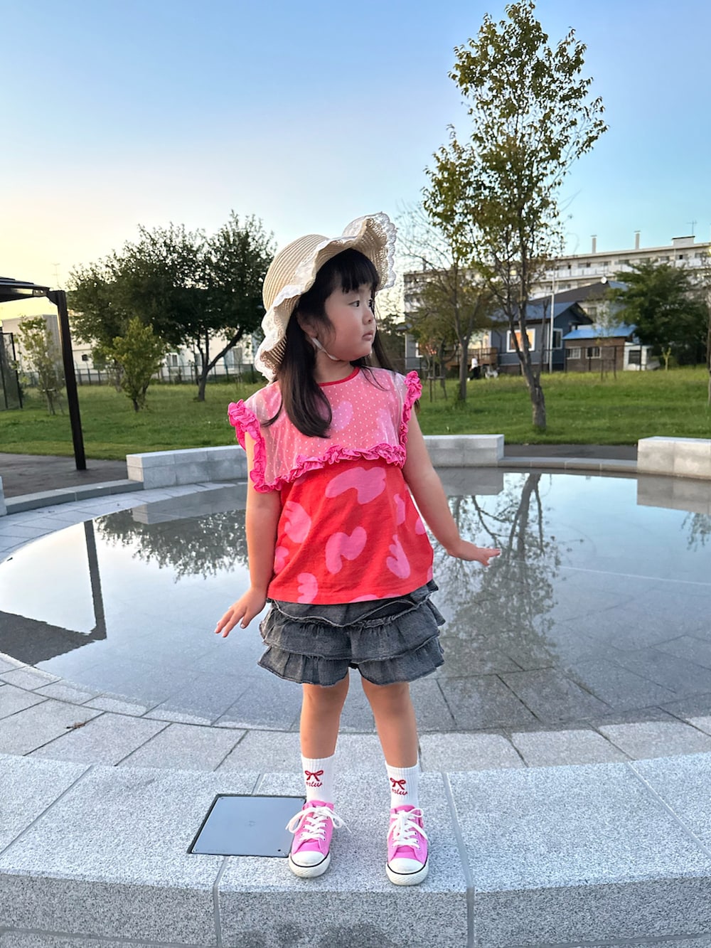 ブラック系のその他パンツ、ホワイト系のショルダーバッグ、レッド系のTシャツ/カットソーを着用したキッズの秋コーディネートの2枚目の写真