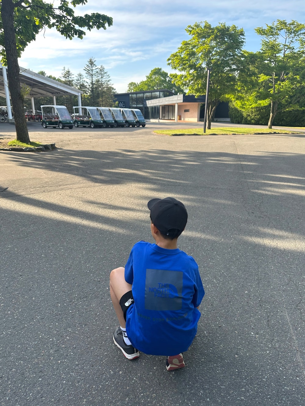 ブルー系のTシャツ/カットソー、ブラック系のその他パンツ、ブラック系のスニーカーを着用したキッズの夏コーディネートの2枚目の写真