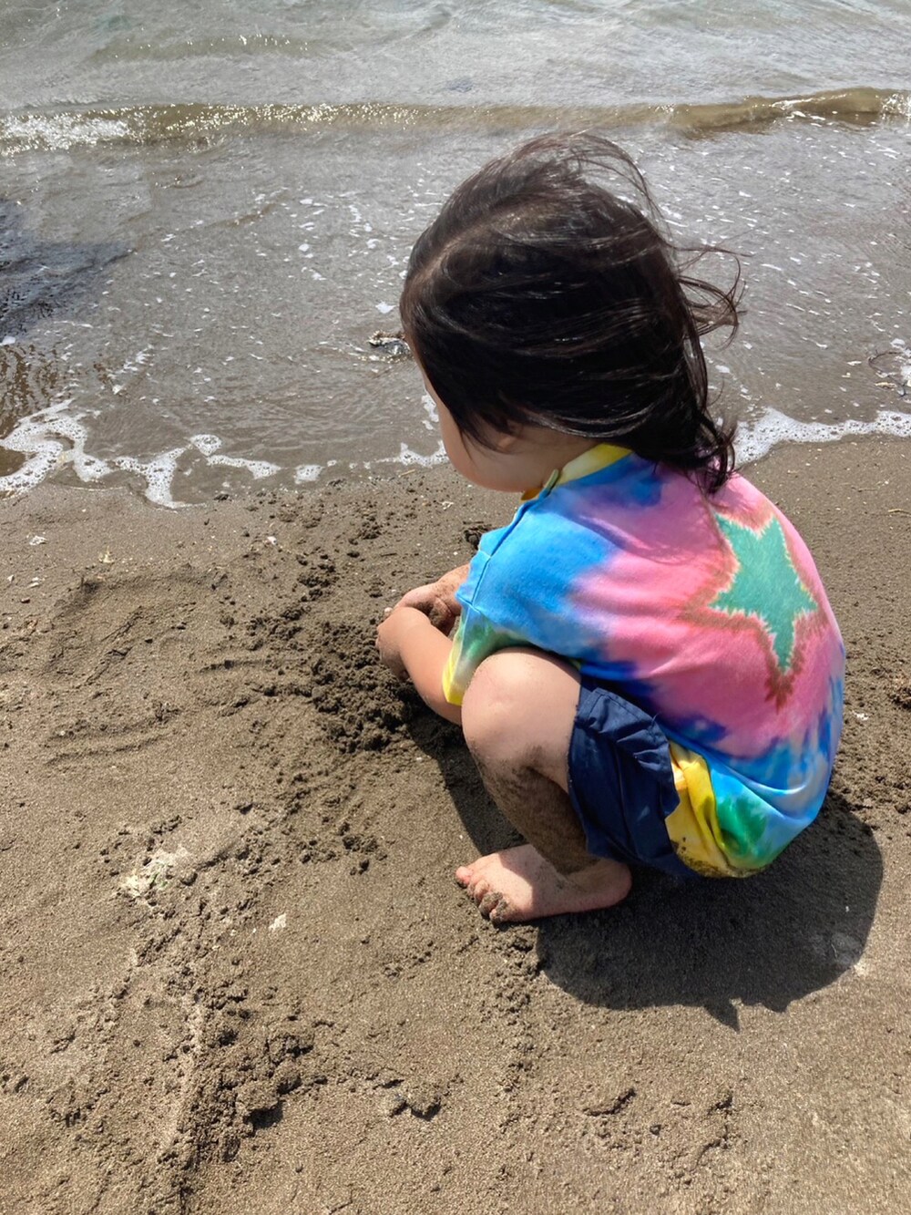 イエロー系のTシャツ/カットソー、ブルー系のその他パンツ、ブルー系のTシャツ/カットソーを着用したキッズの秋コーディネートの5枚目の写真