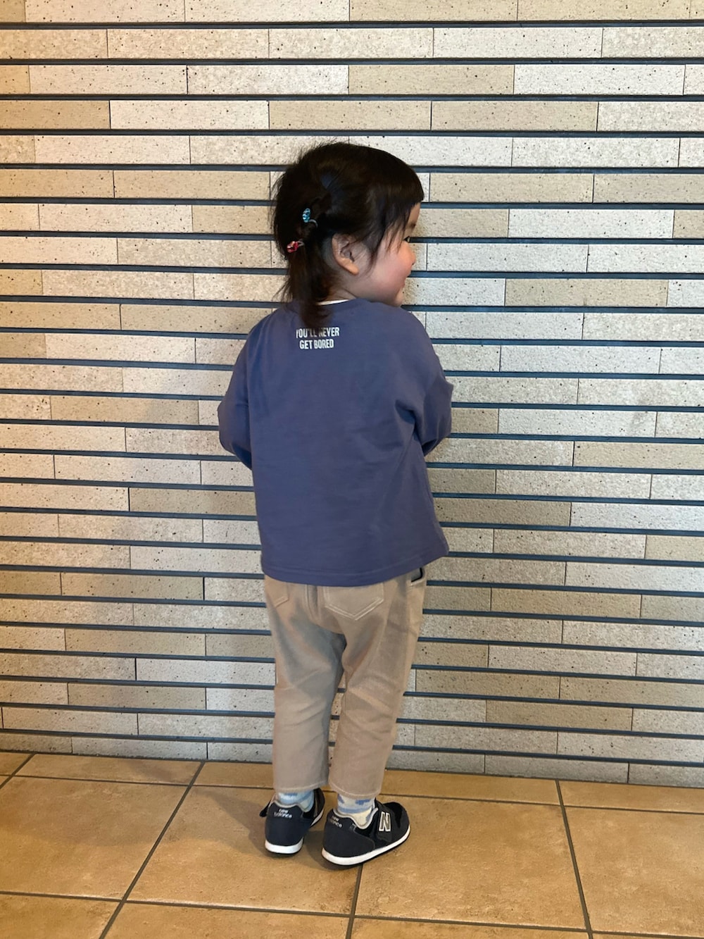 ブルー系のTシャツ/カットソー、ブルー系のスニーカー、ベージュ系のソックス/靴下を着用したキッズの夏コーディネートの4枚目の写真