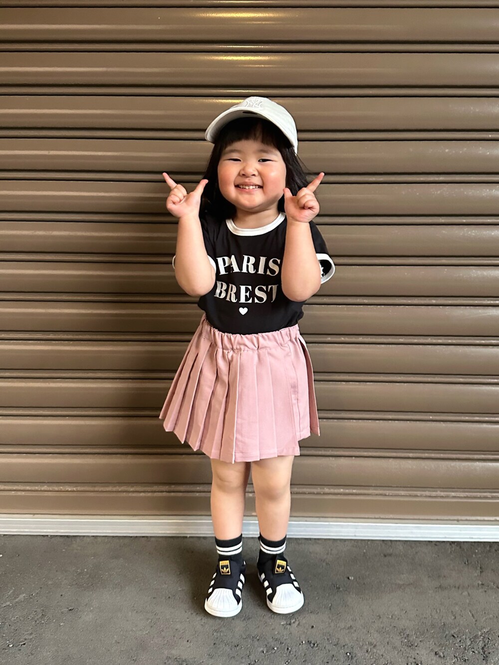 ブラック系のTシャツ/カットソー、ピンク系のその他パンツ、ブラック系のスニーカーを着用したキッズの夏コーディネートの2枚目の写真