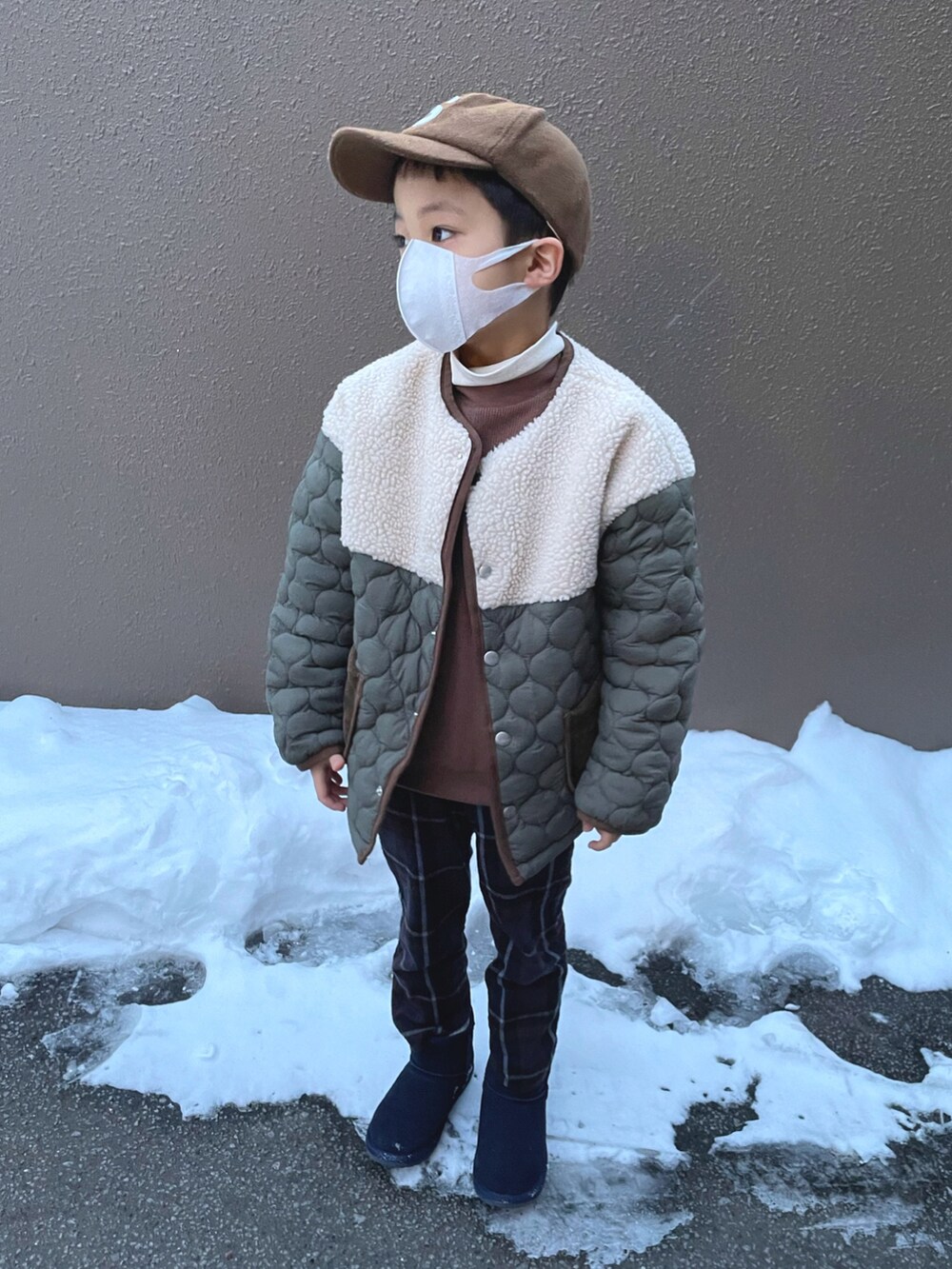 グリーン系のダウンジャケット/コート、ホワイト系のトップス、ブラウン系のアンサンブルを着用したキッズの冬コーディネートの2枚目の写真
