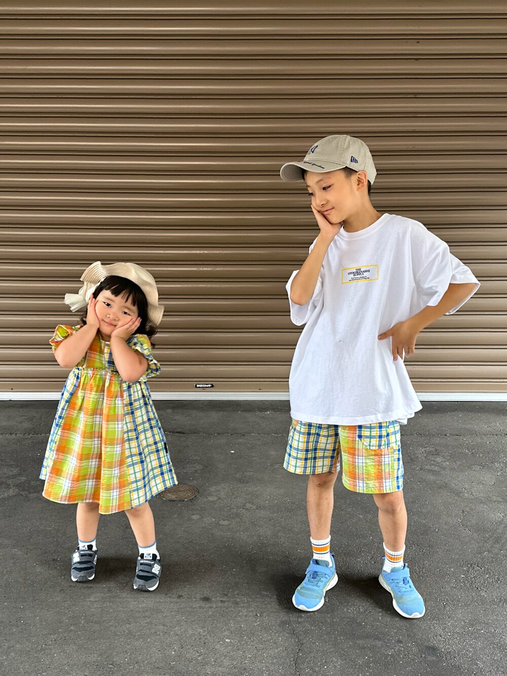 ホワイト系のTシャツ/カットソー、その他のその他パンツ、ブルー系のスニーカーを着用したキッズの夏コーディネートの2枚目の写真