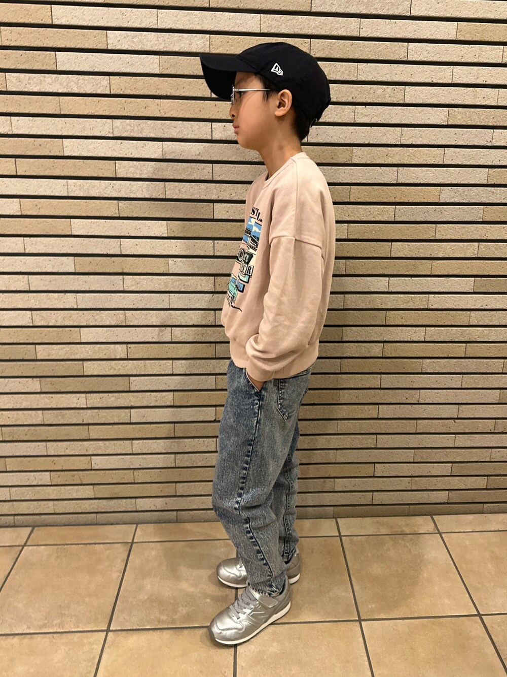 ピンク系のスウェット、その他のデニムパンツ、シルバー系のスニーカーを着用したキッズの春コーディネートの3枚目の写真