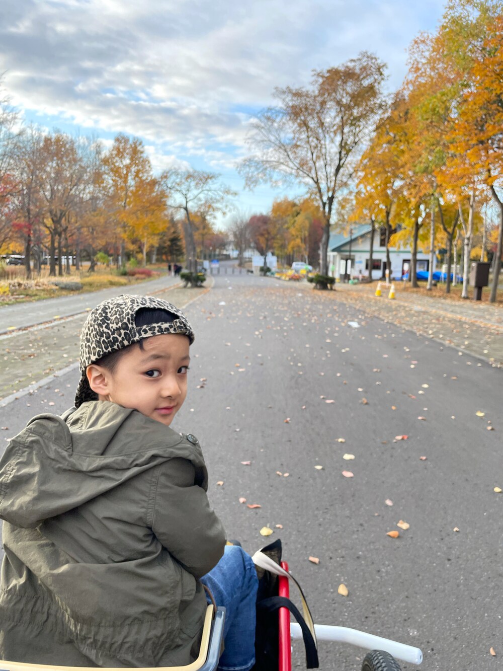 ピンク系のスウェット、ブルー系のデニムパンツ、シルバー系のスニーカーを着用したキッズの秋コーディネートの5枚目の写真