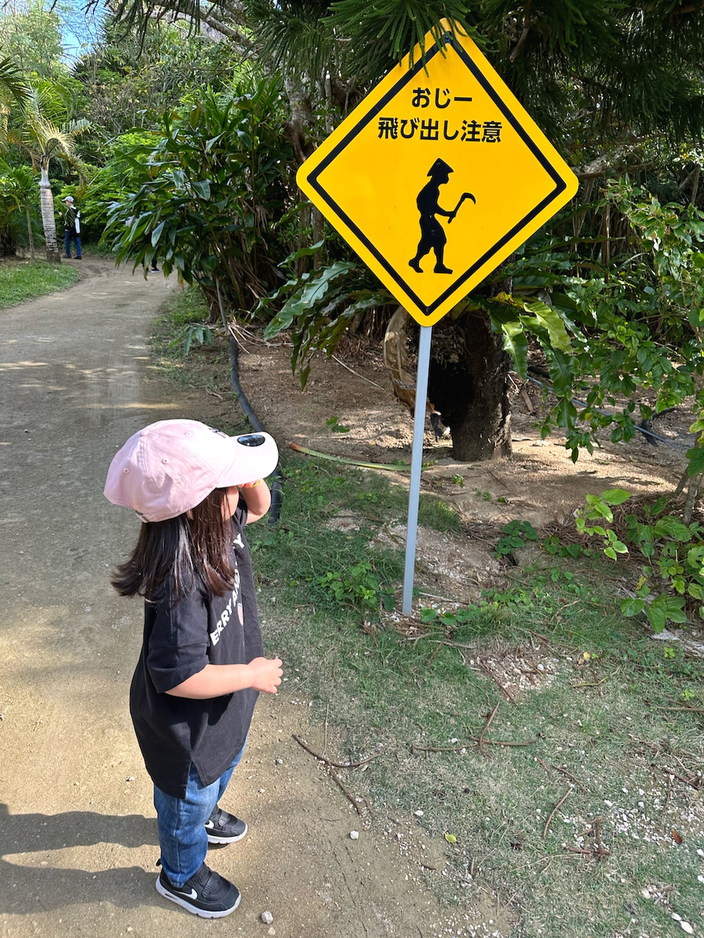 ブラック系のパーカー、ホワイト系のTシャツ/カットソー、ブルー系のデニムパンツを着用したキッズの夏コーディネートの3枚目の写真