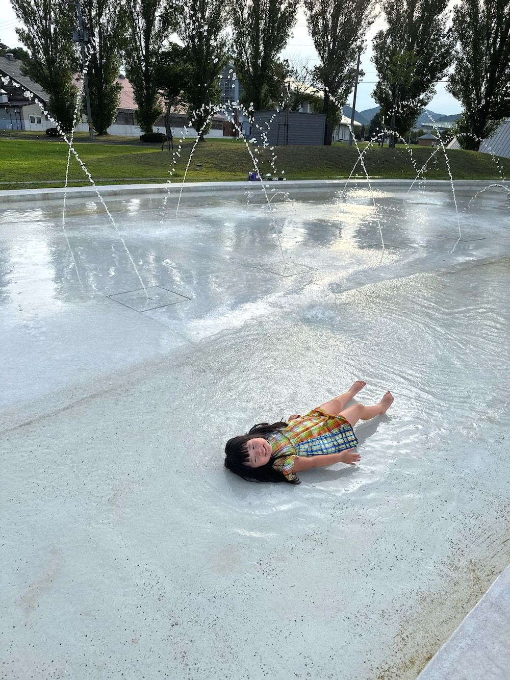 その他のその他パンツ、その他のワンピース、ブラック系のスニーカーを着用したキッズの秋コーディネートの5枚目の写真