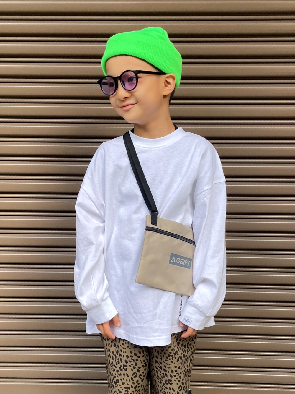 ホワイト系のTシャツ/カットソー、ベージュ系のその他パンツ、シルバー系のスニーカーを着用したキッズの秋コーディネートの4枚目の写真