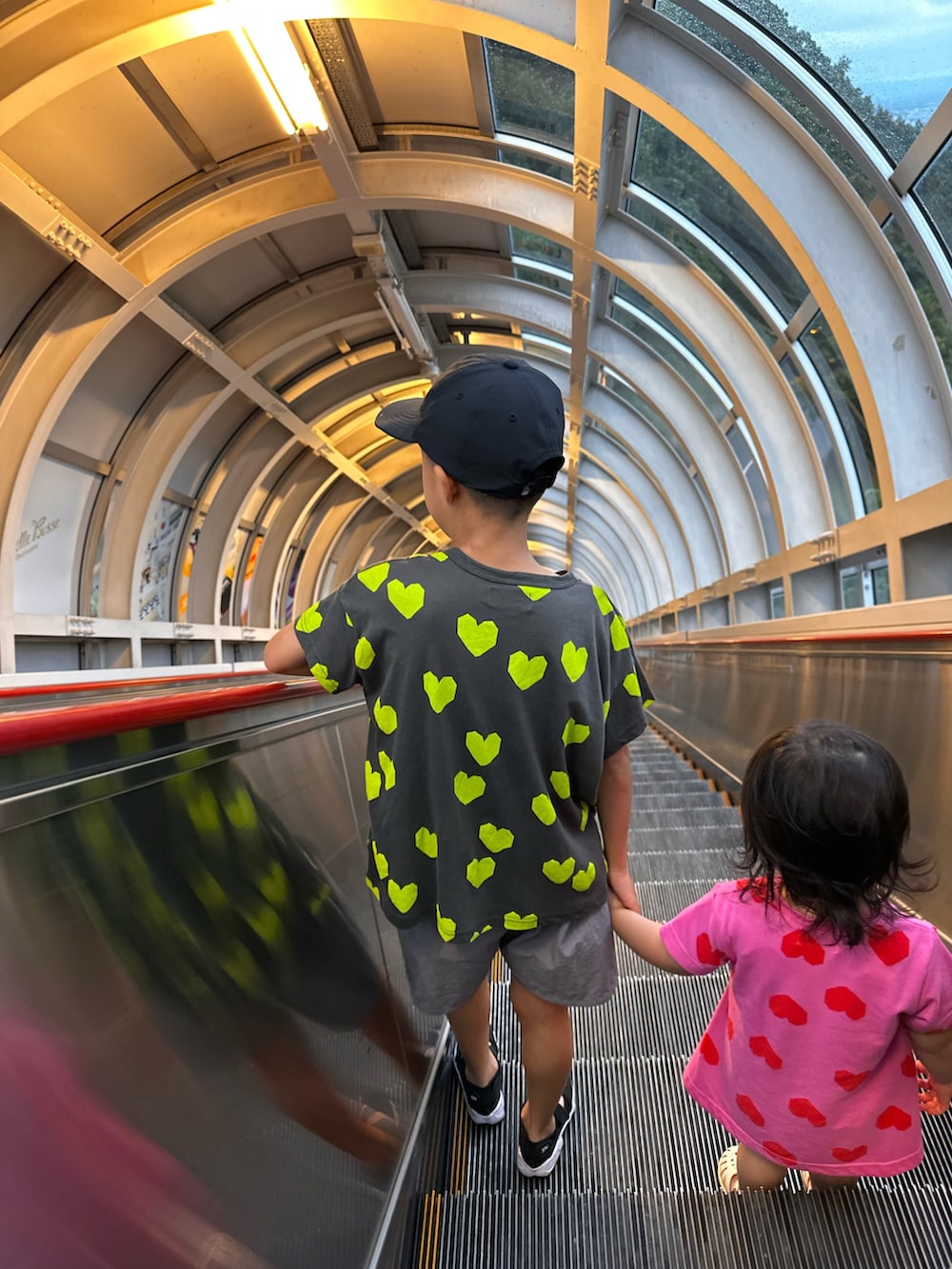 グレー系のTシャツ/カットソー、レッド系のセットアップ、ピンク系のワンピースを着用したキッズの秋コーディネートの5枚目の写真