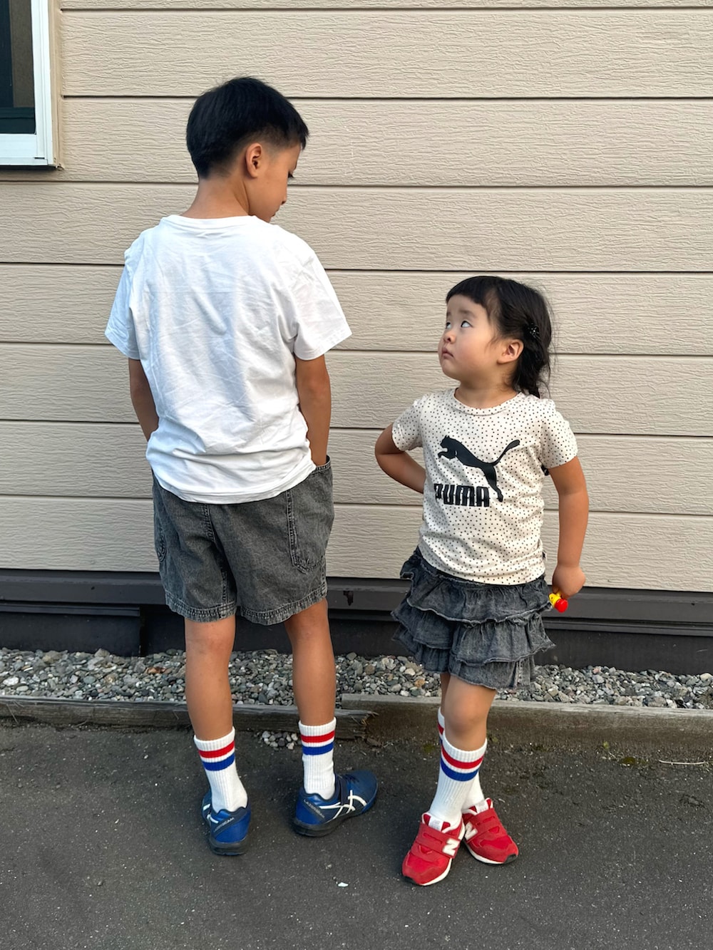 ベージュ系のTシャツ/カットソー、ホワイト系のTシャツ/カットソー、ブラック系のデニムパンツを着用したキッズの秋コーディネートの2枚目の写真