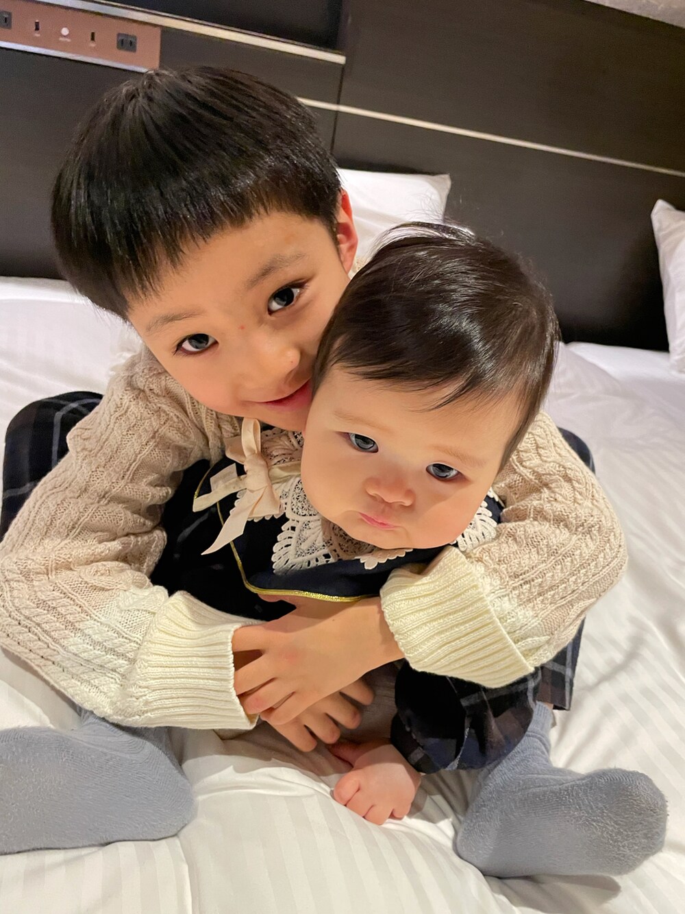 ブラック系のスウェット、ブルー系のその他パンツ、シルバー系のスニーカーを着用したキッズの秋コーディネートの4枚目の写真