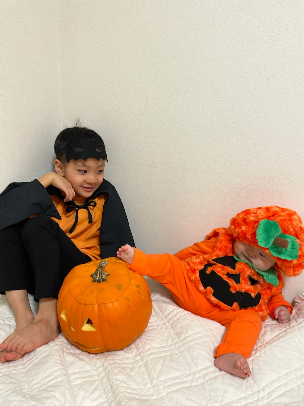 オレンジ系のトップス、ブラウン系のTシャツ/カットソー、ブラック系のその他パンツを着用したキッズの秋コーディネートの2枚目の写真