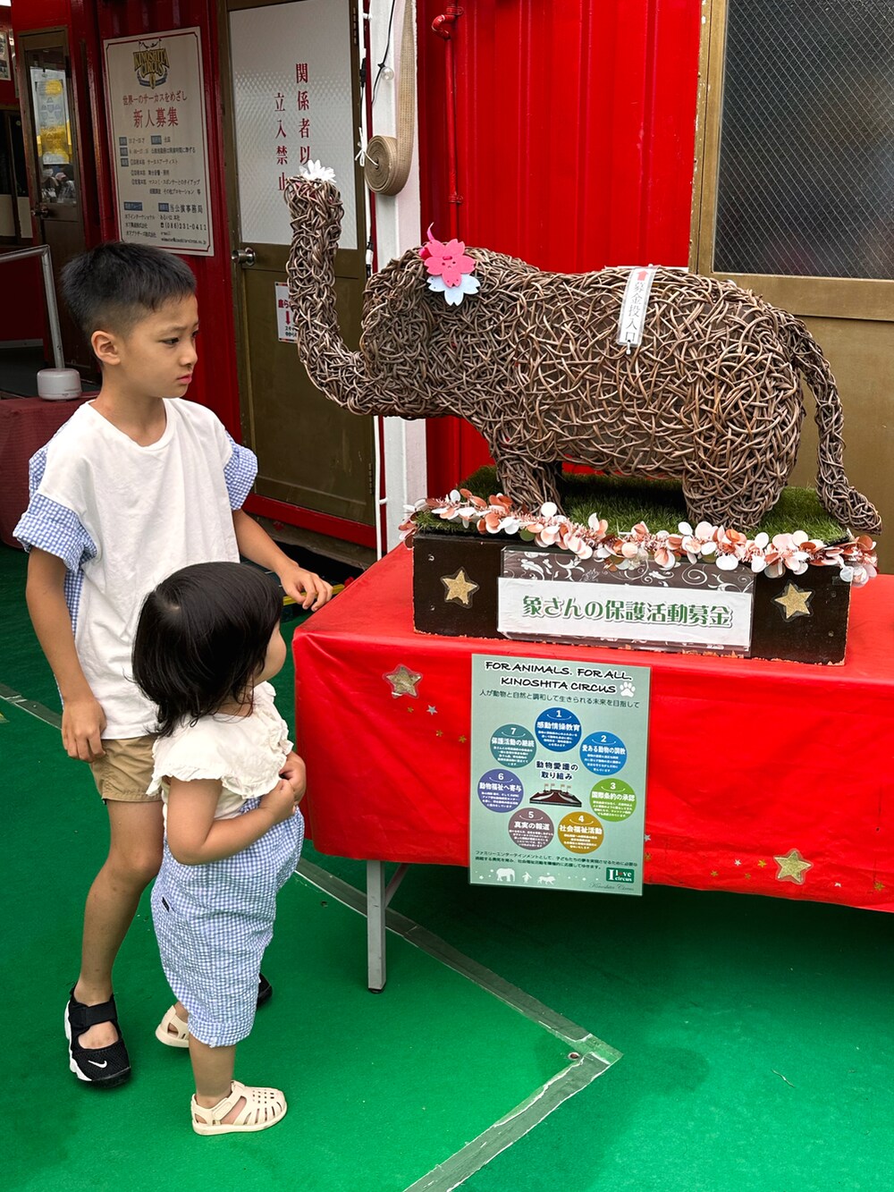 ブルー系のTシャツ/カットソー、ベージュ系のその他パンツ、ブラック系のスニーカーを着用したキッズの秋コーディネートの3枚目の写真