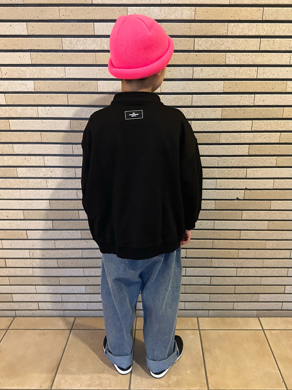 ブラック系のスウェット、ブルー系のTシャツ/カットソー、ブルー系のデニムパンツを着用したキッズの春コーディネートの3枚目の写真