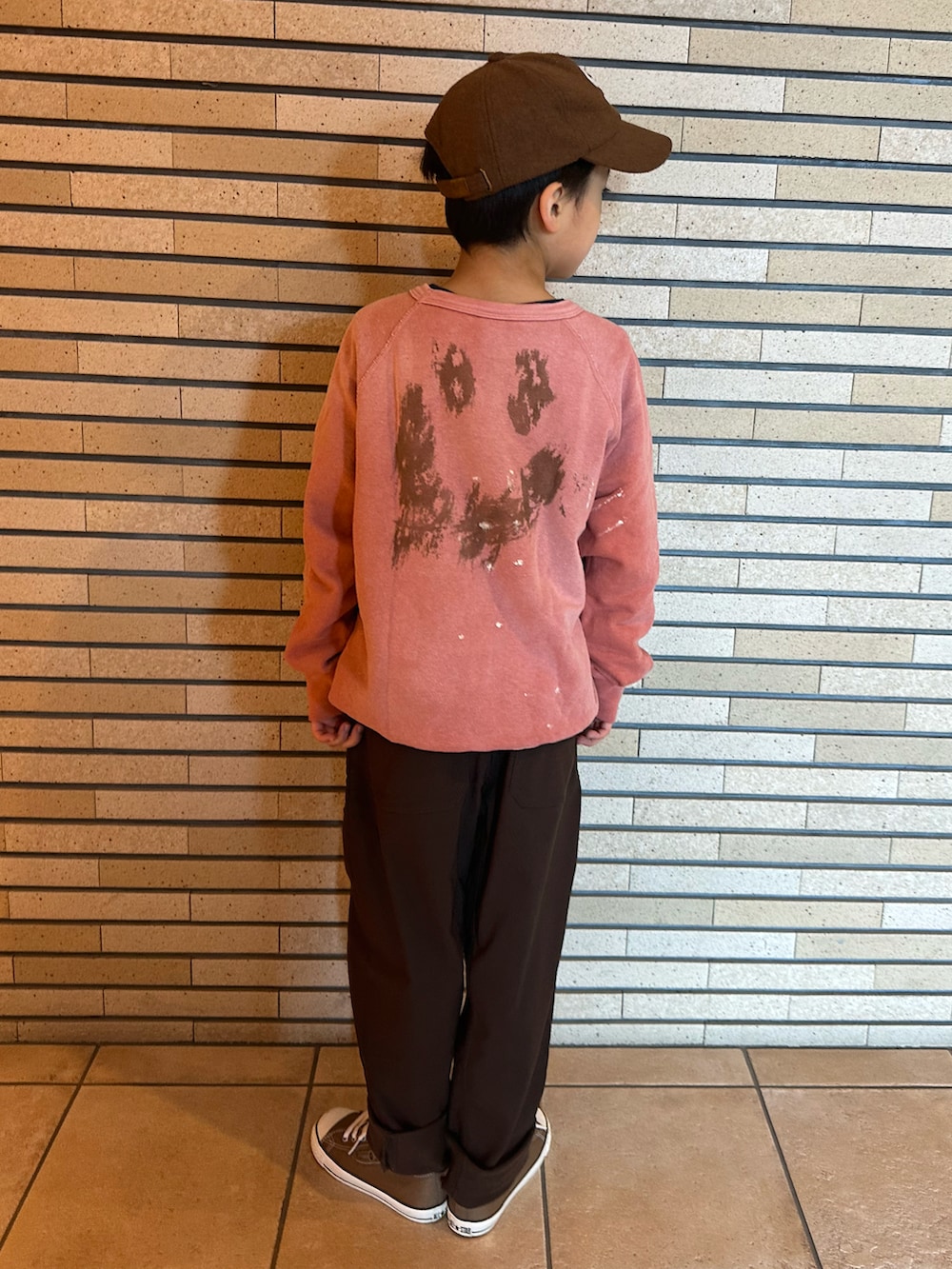 ピンク系のスウェット、ブラウン系のその他パンツ、ブラウン系のスニーカーを着用したキッズの春コーディネートの3枚目の写真