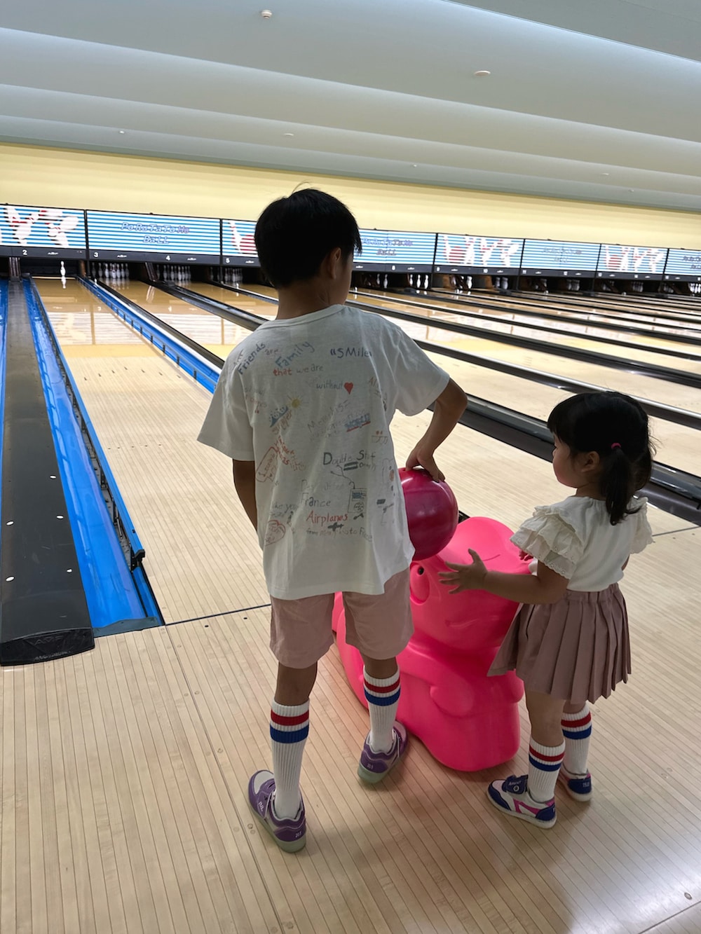 ピンク系のその他パンツ、ホワイト系のTシャツ/カットソー、ピンク系のその他パンツを着用したキッズの秋コーディネートの2枚目の写真