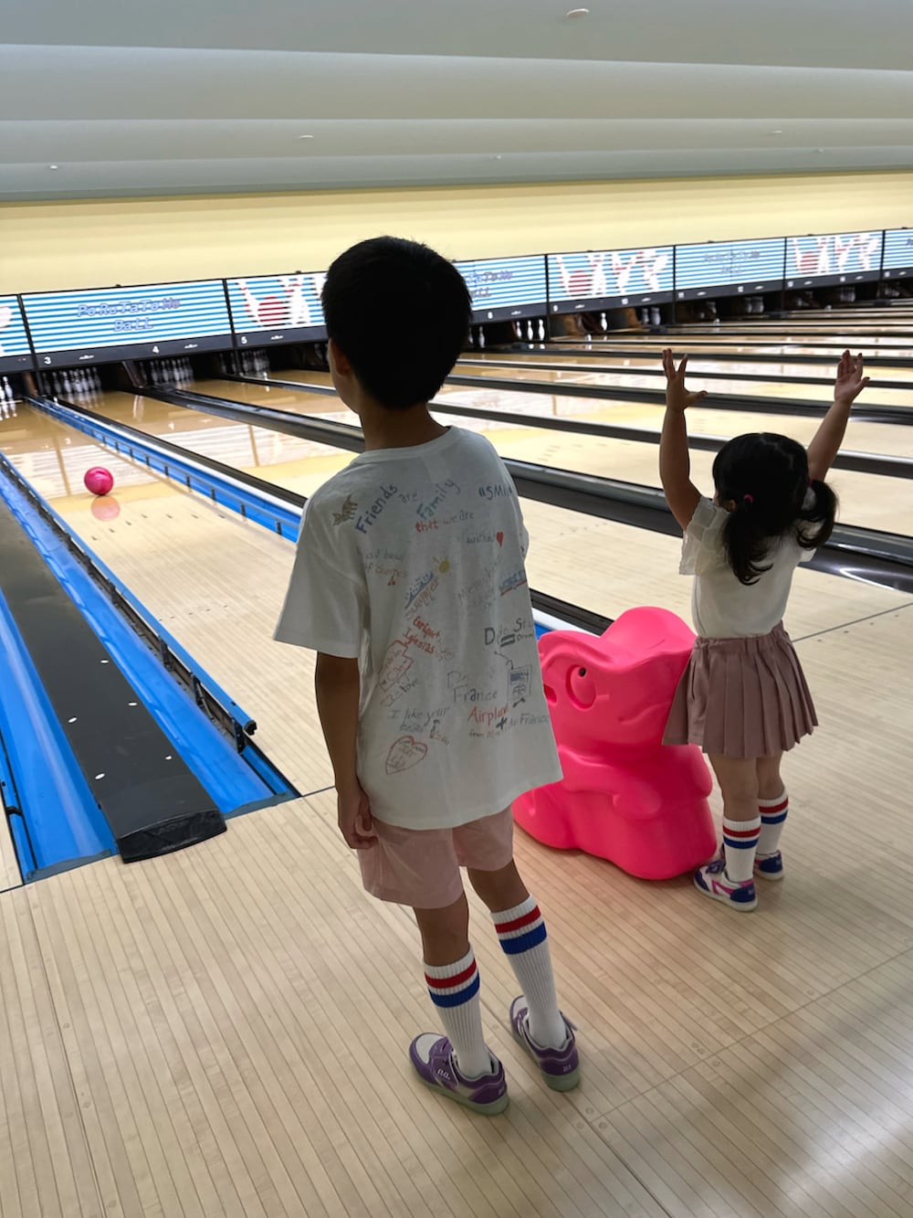 ピンク系のその他パンツ、ホワイト系のTシャツ/カットソー、ピンク系のその他パンツを着用したキッズの秋コーディネートの3枚目の写真