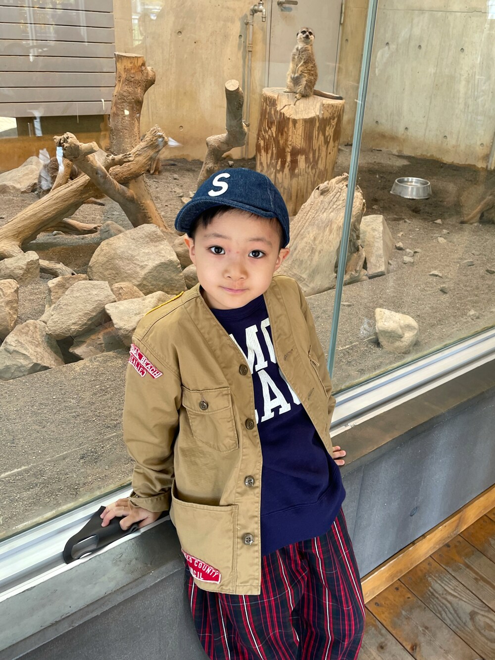 ベージュ系のその他アウター、ブルー系のスウェット、レッド系のその他パンツを着用したキッズの春コーディネートの3枚目の写真