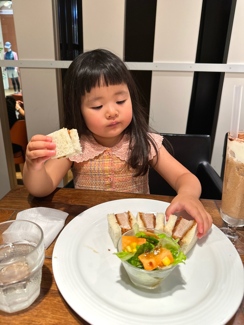 ホワイト系のその他パンツ、ホワイト系のスニーカー、ピンク系のチュニックを着用したキッズの夏コーディネートの3枚目の写真