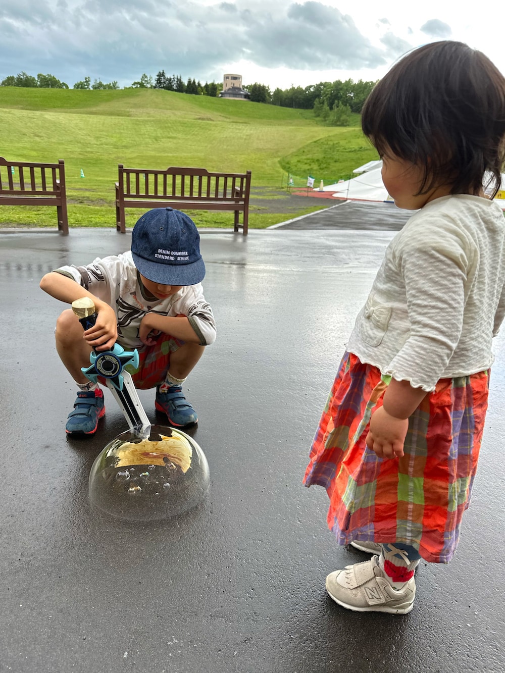 ホワイト系のTシャツ/カットソー、ブルー系のスニーカー、ホワイト系のカーディガン/ボレロを着用したキッズの夏コーディネートの2枚目の写真