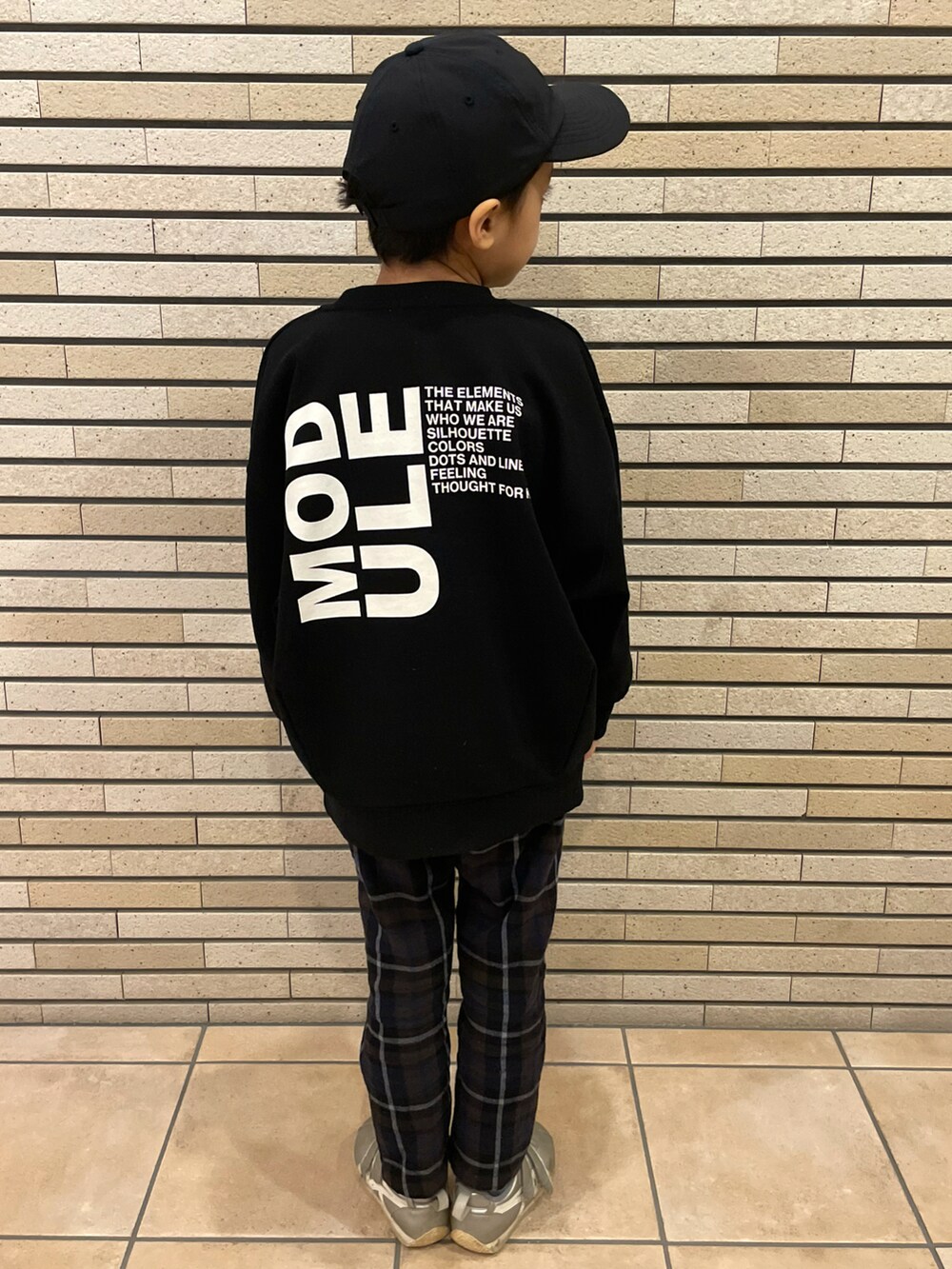 ブラック系のスウェット、ブルー系のその他パンツ、シルバー系のスニーカーを着用したキッズの秋コーディネートの3枚目の写真