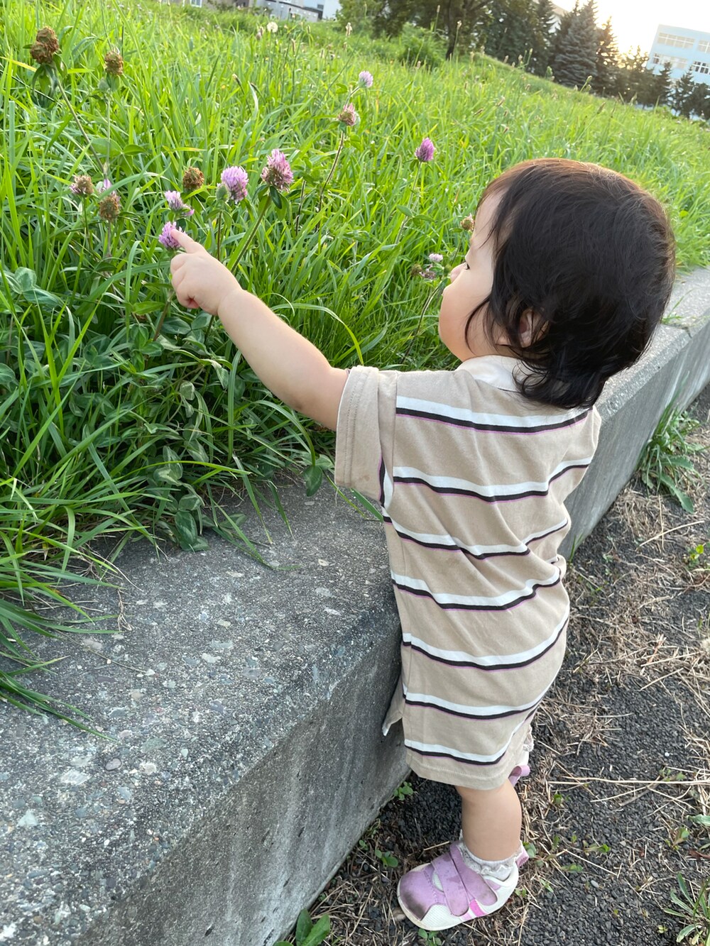 ベージュ系のポロシャツ、ブルー系のデニムパンツ、ブラック系のサンダルを着用したキッズの秋コーディネートの5枚目の写真