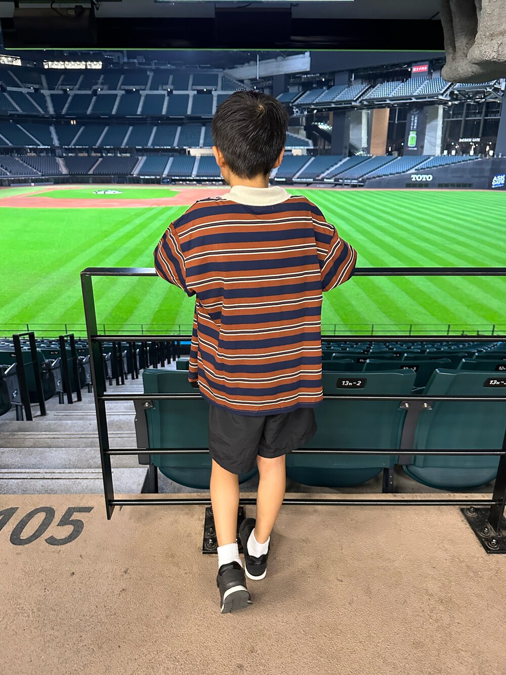 ブルー系のTシャツ/カットソー、ブラック系のパンツ、ブラック系のスニーカーを着用したキッズの秋コーディネートの4枚目の写真