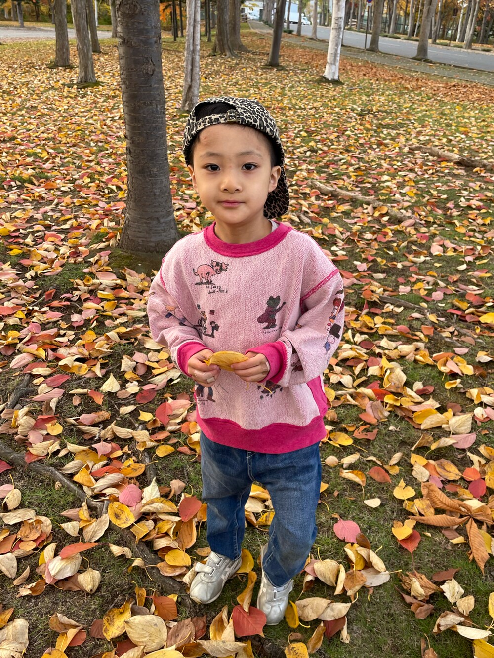 ピンク系のスウェット、ブルー系のデニムパンツ、シルバー系のスニーカーを着用したキッズの秋コーディネートの2枚目の写真