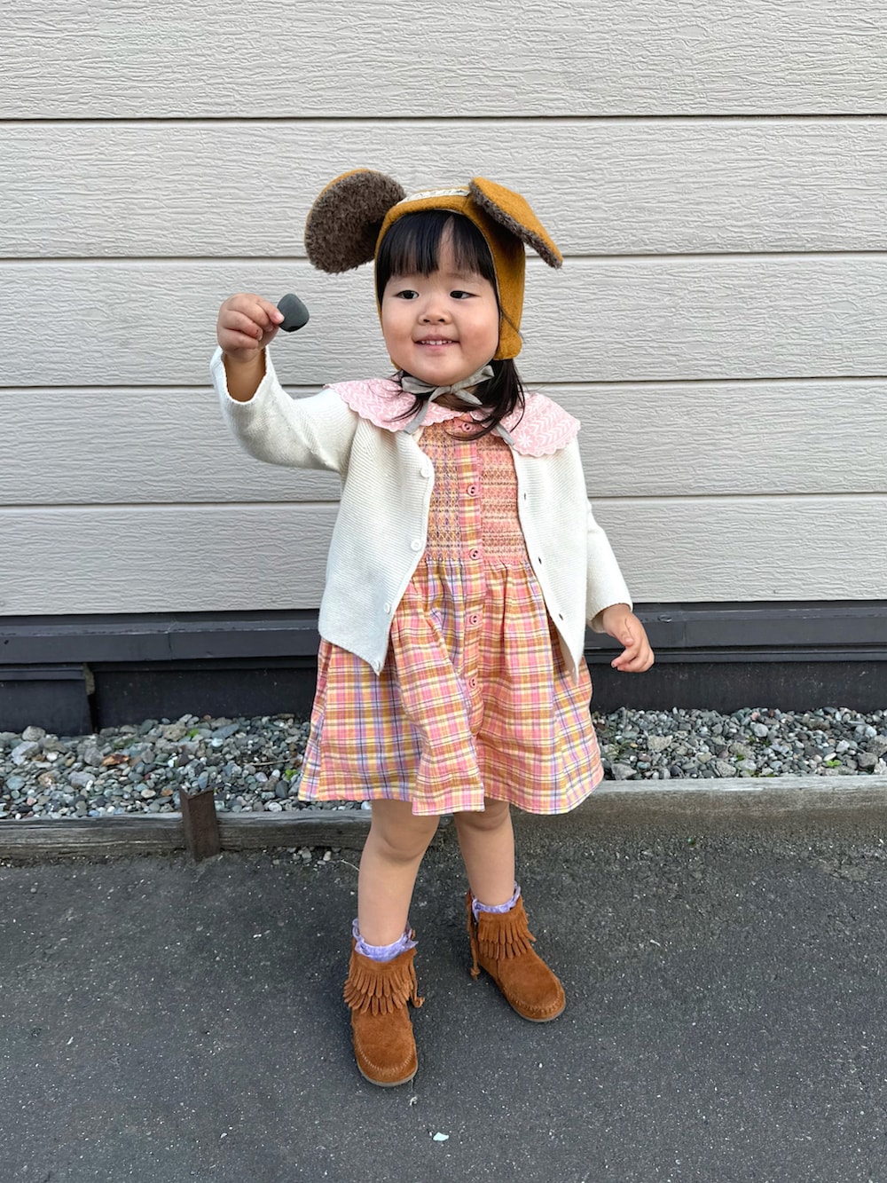 ホワイト系のカーディガン/ボレロ、ピンク系のチュニック、ブラウン系のブーツを着用したキッズの冬コーディネートの3枚目の写真