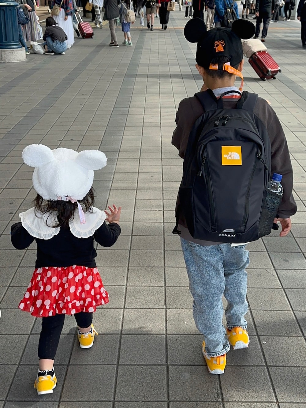 ブラック系のその他トップス、ホワイト系のTシャツ/カットソー、レッド系のスカートを着用したキッズの秋コーディネートの4枚目の写真