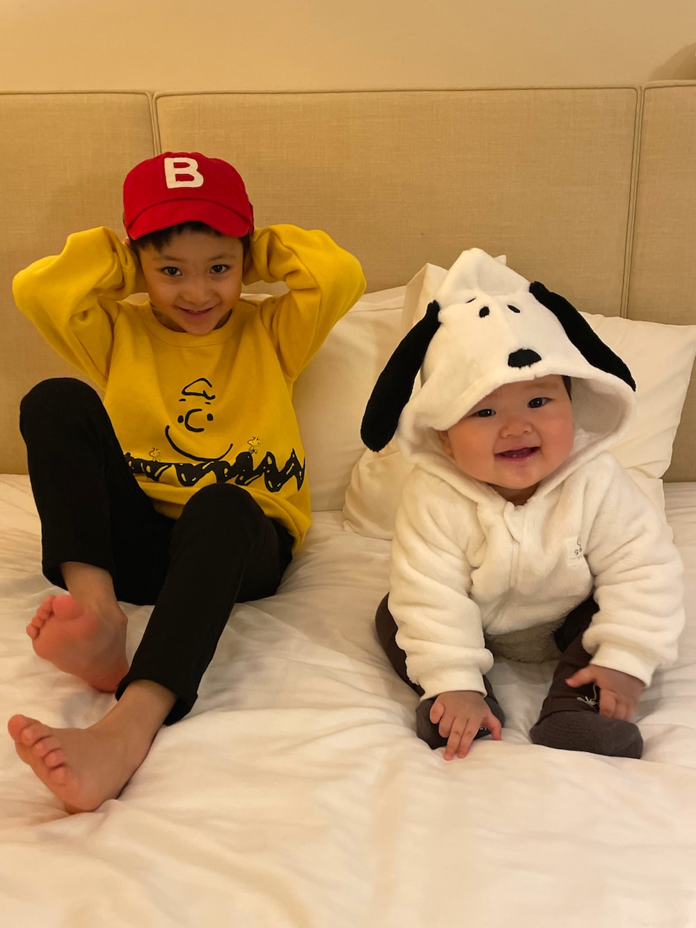 イエロー系のスウェット、ブラック系のその他パンツ、ホワイト系のパーカーを着用したキッズの秋コーディネートの2枚目の写真