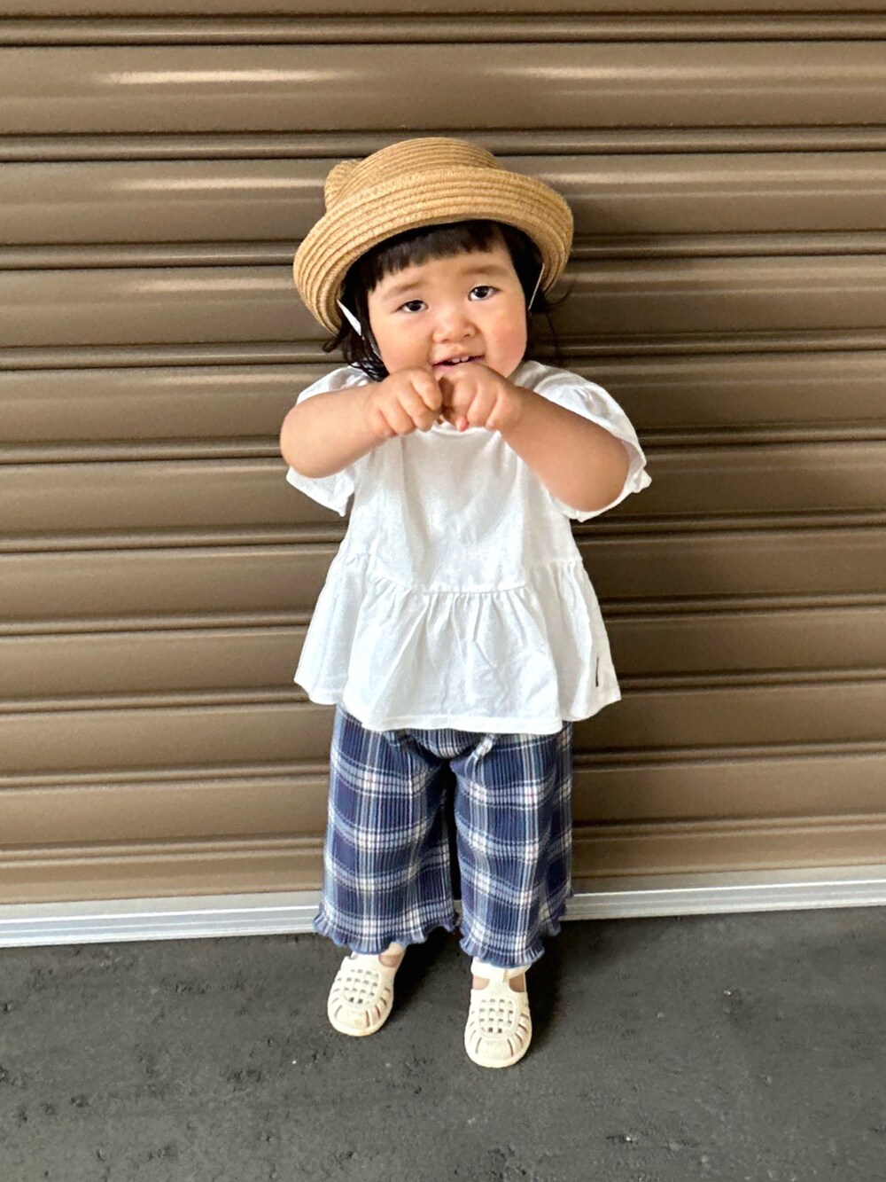 ホワイト系のTシャツ/カットソー、ブルー系のパンツ、ホワイト系のサンダルを着用したキッズの夏コーディネートの2枚目の写真