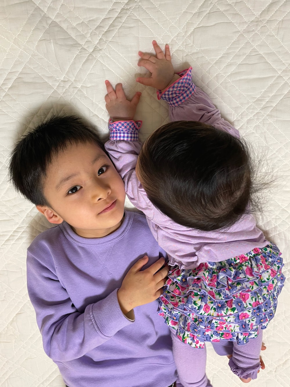 パープル系のスウェット、パープル系のトップス、その他のその他パンツを着用したキッズの冬コーディネートの2枚目の写真