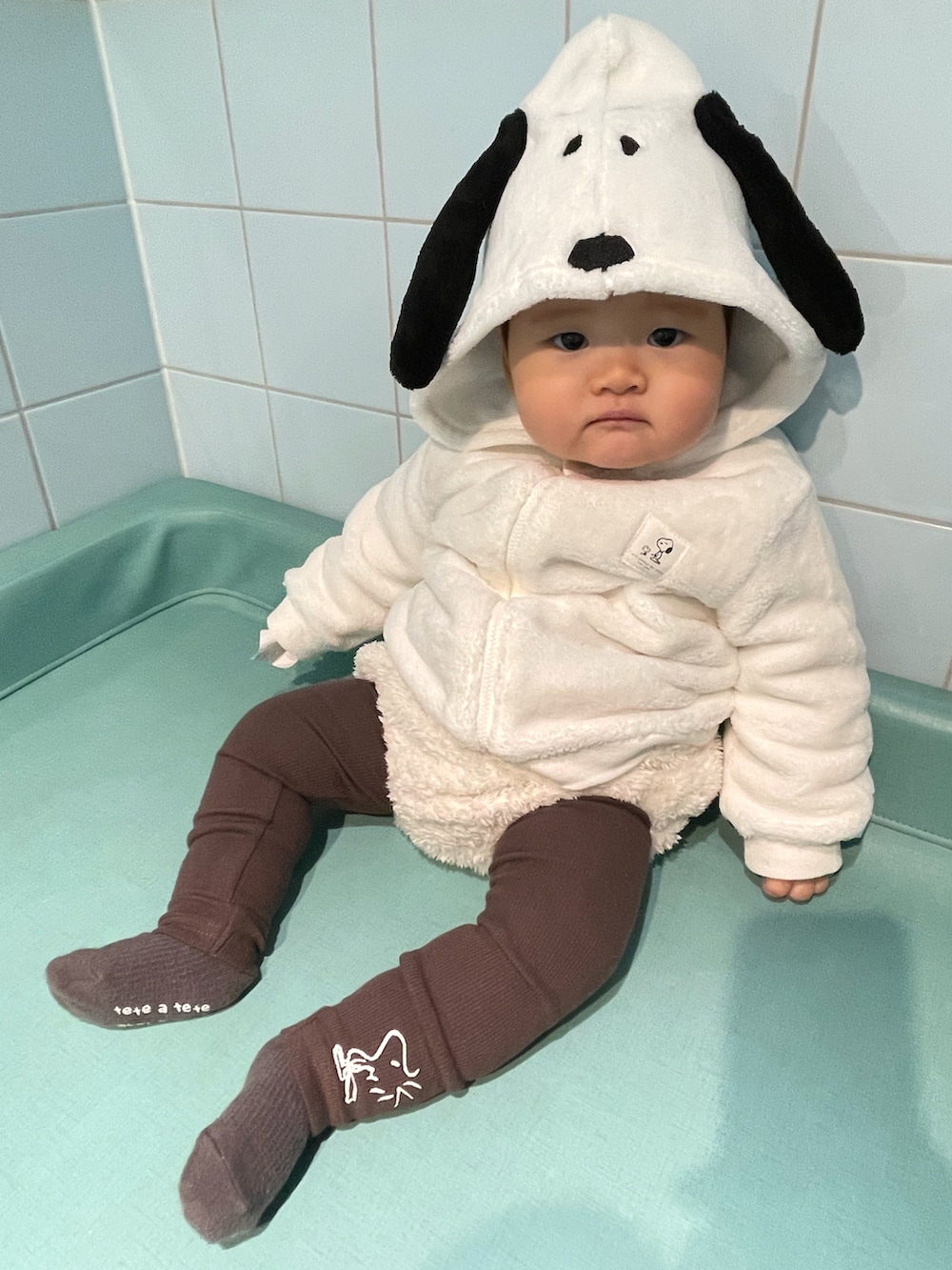 イエロー系のスウェット、ブラック系のその他パンツ、ホワイト系のパーカーを着用したキッズの秋コーディネートの5枚目の写真