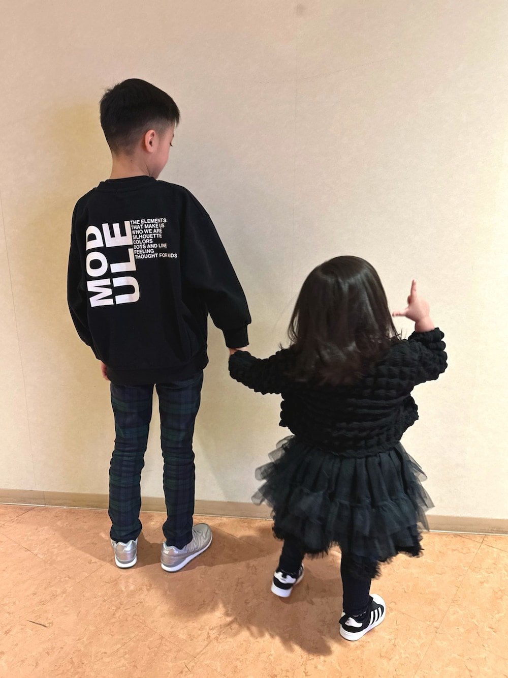 ブラック系のスウェット、その他のその他パンツ、シルバー系のスニーカーを着用したキッズの春コーディネートの3枚目の写真